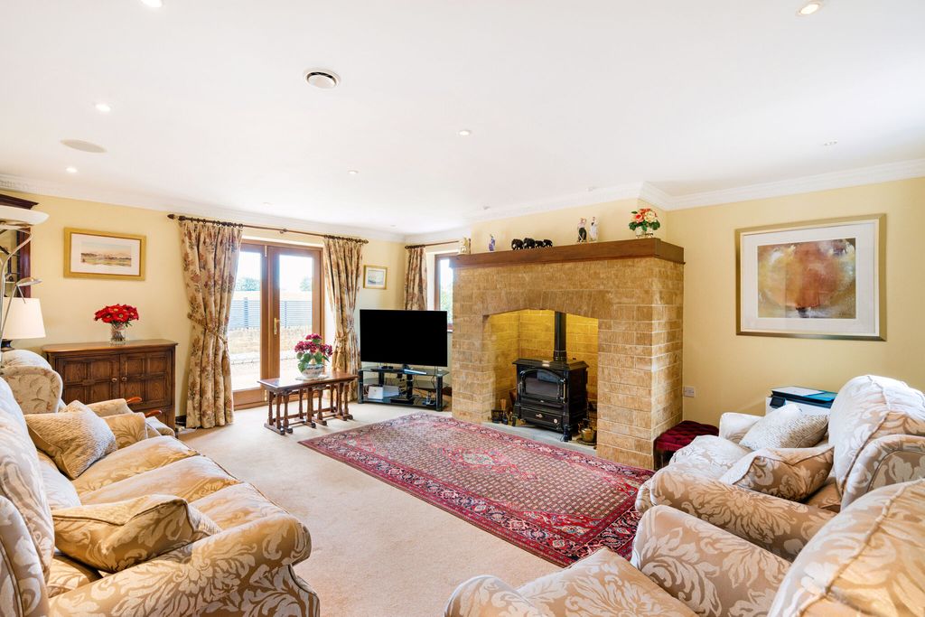 Property photo 2 of 22 Sitting Room