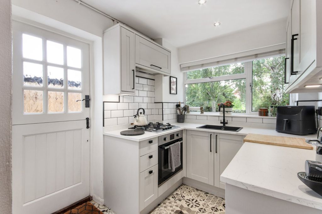 Property photo 2 of 10 Kitchen