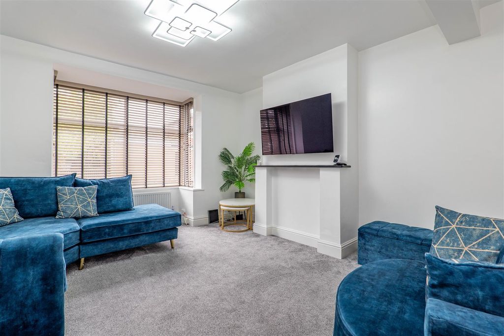 Property photo 2 of 26 Lounge