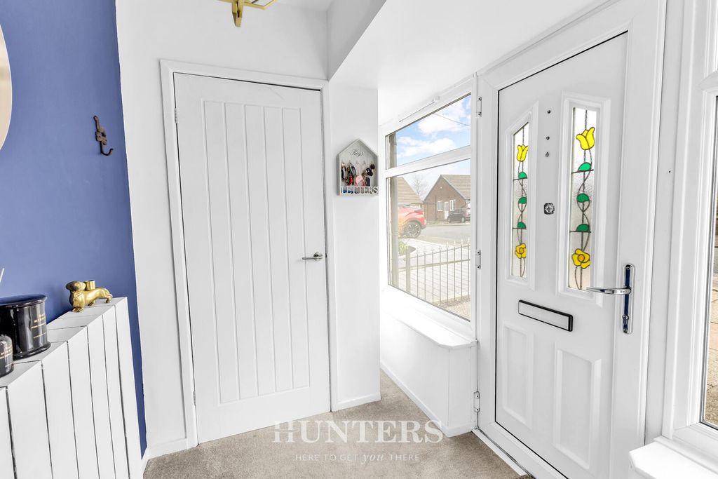 Property photo 2 of 21 Hallway