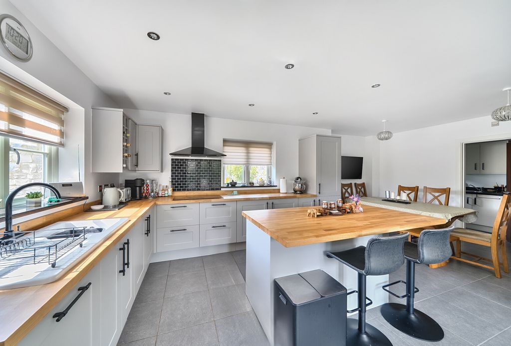 Property photo 3 of 23 1325208-11-687E26...