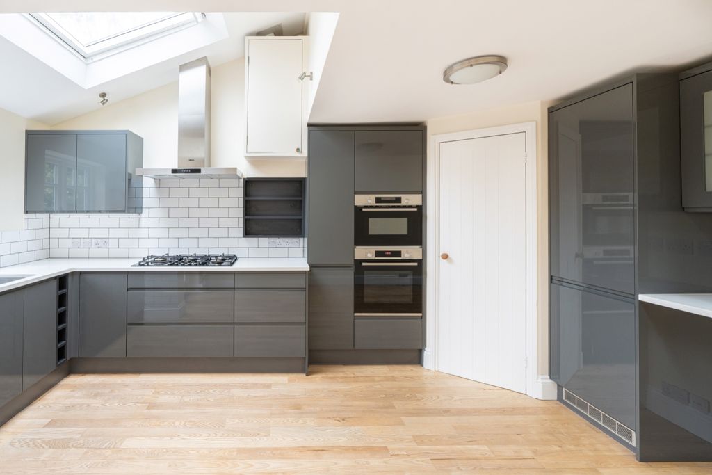 Property photo 3 of 10 131 Kingston Road Kitchen5