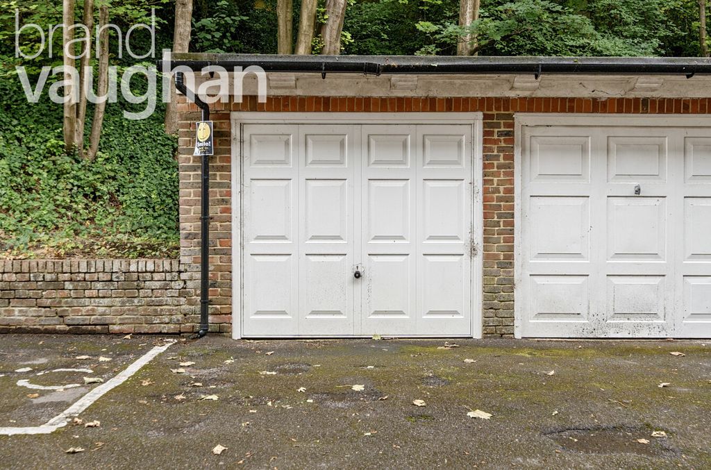 Property photo 2 of 4 Garage