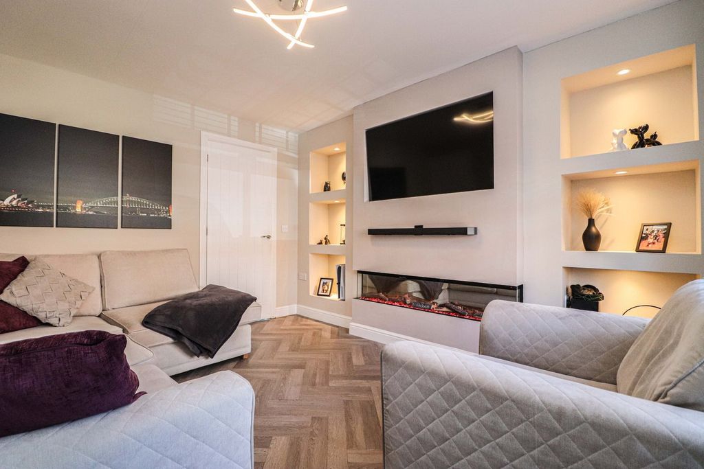 Property photo 3 of 19 Lounge