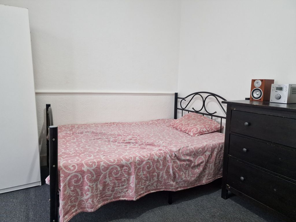 Property photo 1 of 6 Double Room To Let Shared House Edmonton N18 Near Silver Street Station