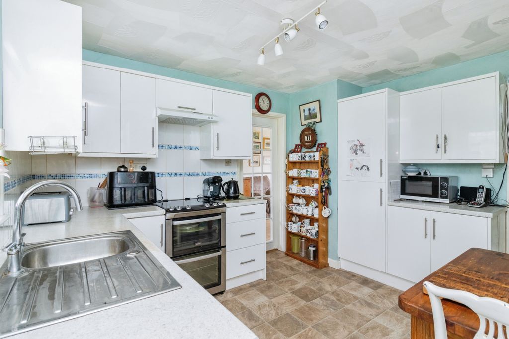Property photo 3 of 23 Kitchen