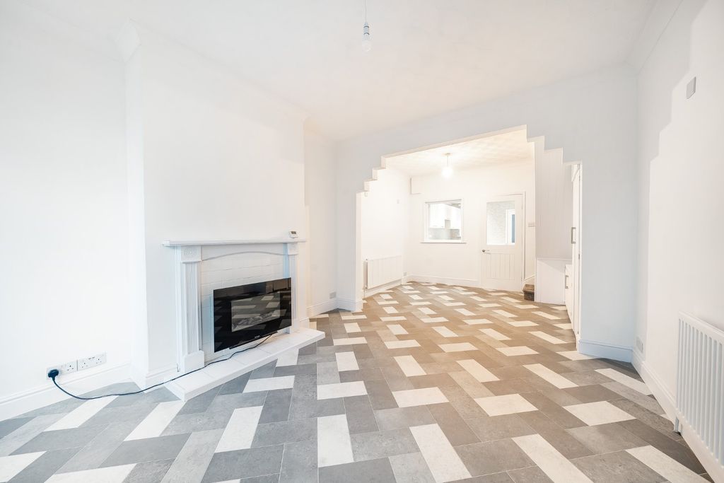 Property photo 3 of 13 Lounge