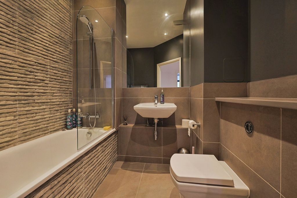 Property photo 2 of 20 Bathroom