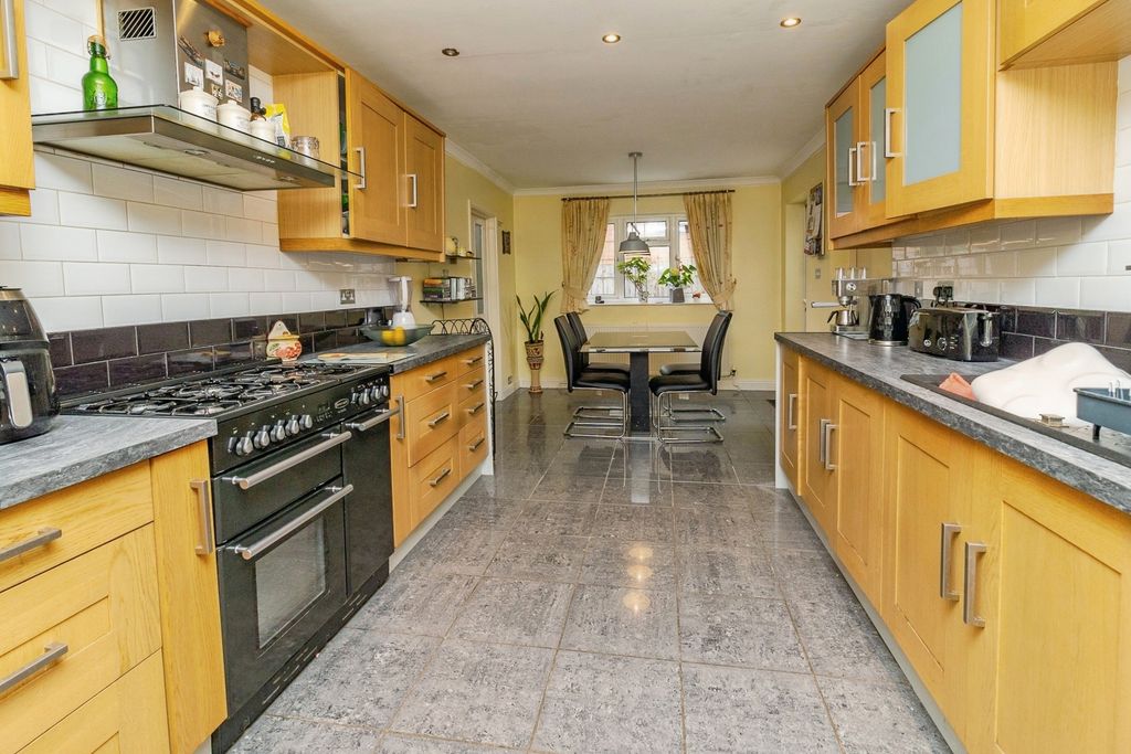 Additional image 5 of 4 bed detached house for saleFaulkners Way, Leighton Buzzard, Bedfordshire LU7
