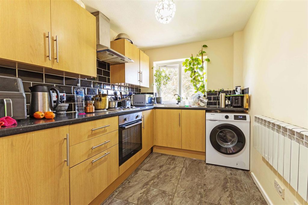 Property photo 3 of 13 28 Suffolk Close-9.Jpg