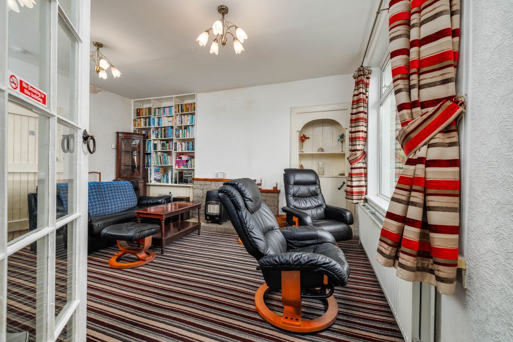 Property photo 3 of 36