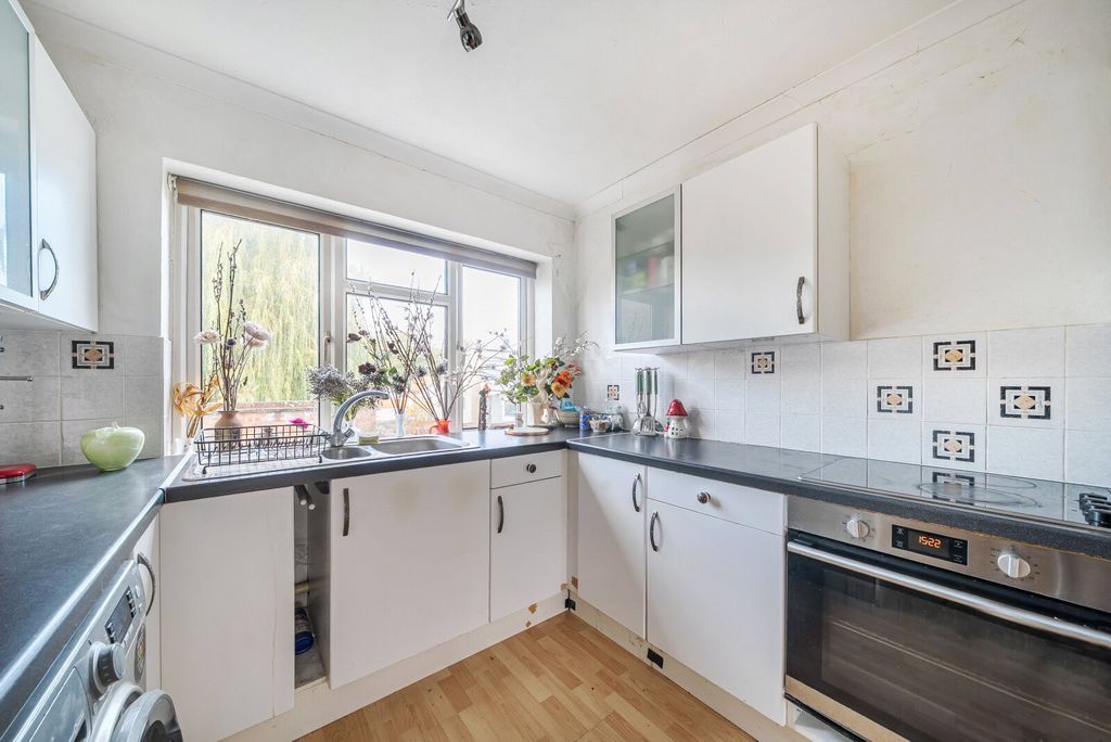 Property photo 2 of 9 Kitchen