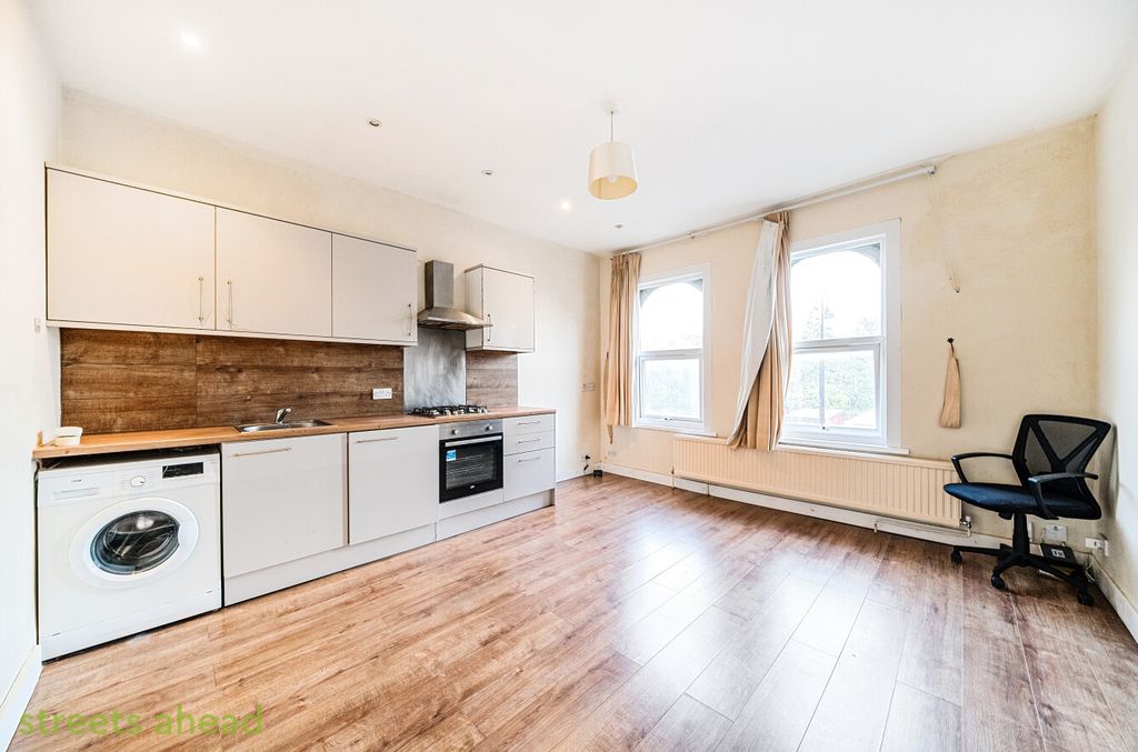 Property photo 2 of 13 587d85Dd-55B6-4Aa...