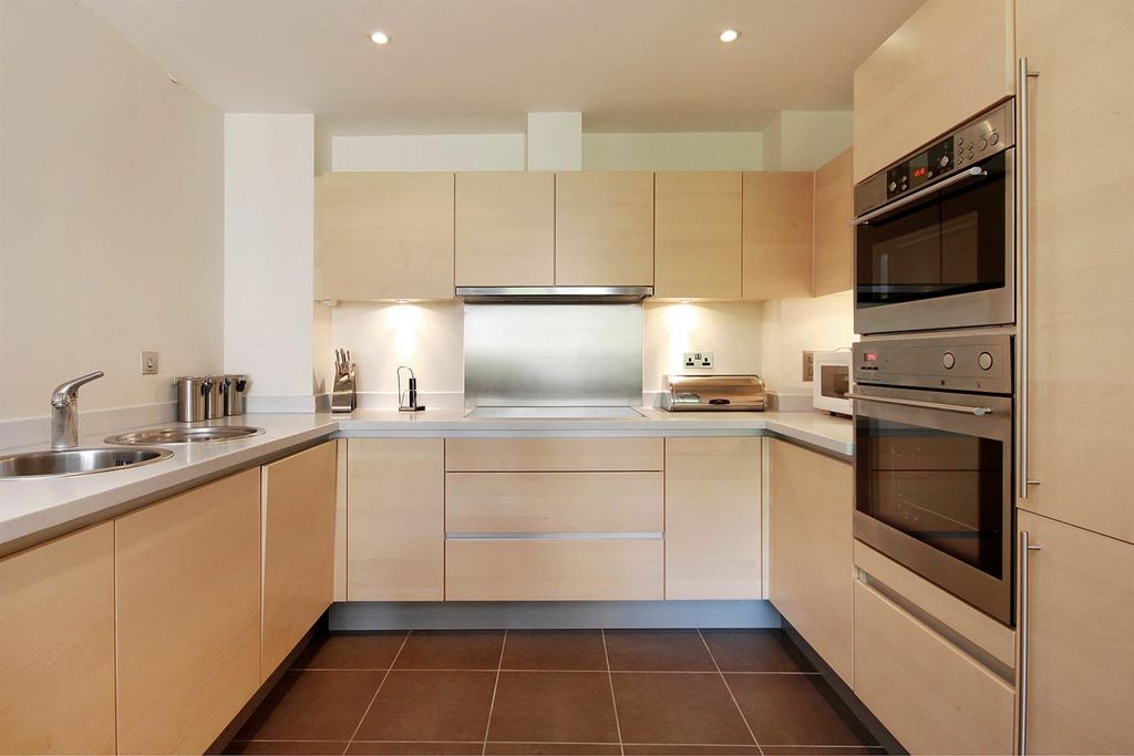Property photo 3 of 10 Kitchen