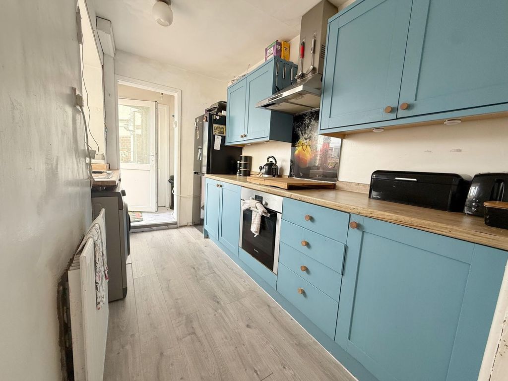 Property photo 3 of 11 Kitchen