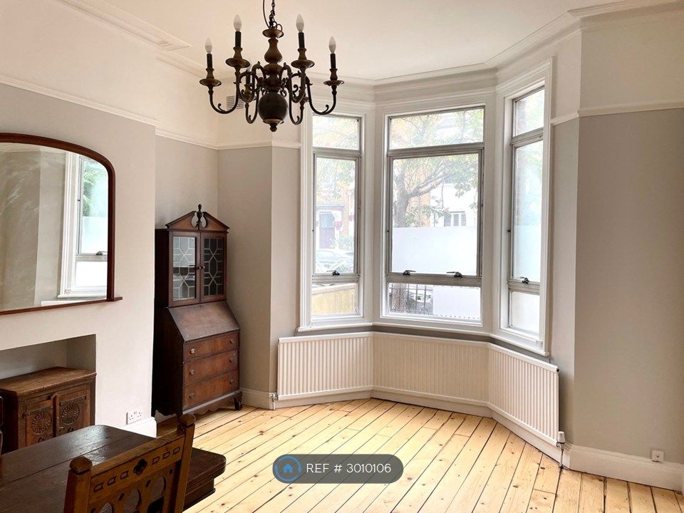 Property photo 1 of 11 Living Room