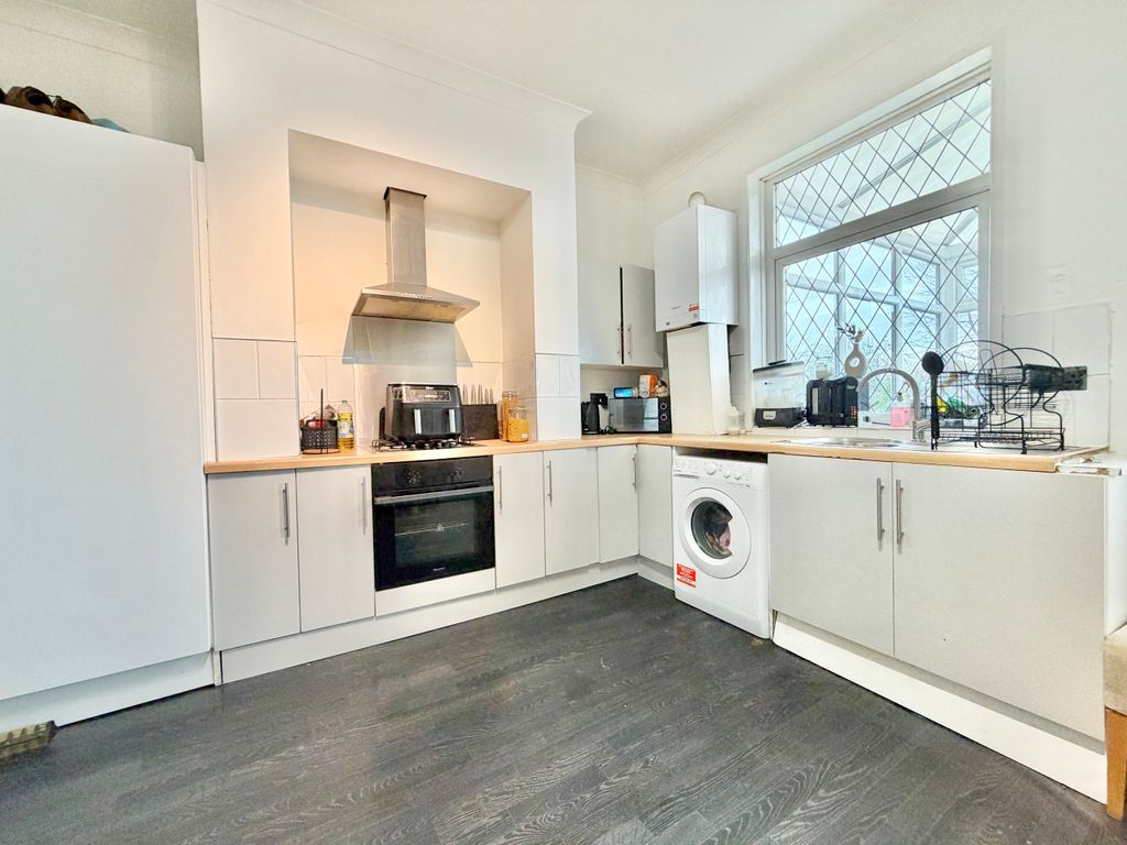 Property photo 3 of 11 Dining Kitchen