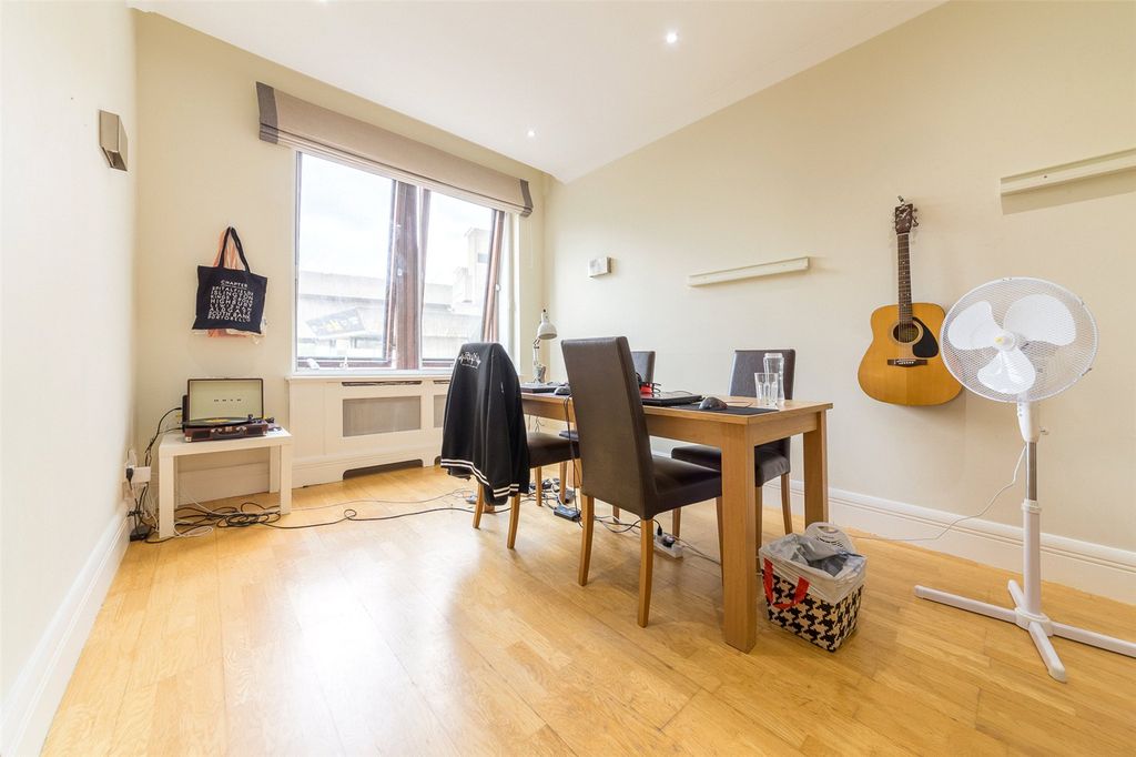 Property photo 1 of 13 Photo 6