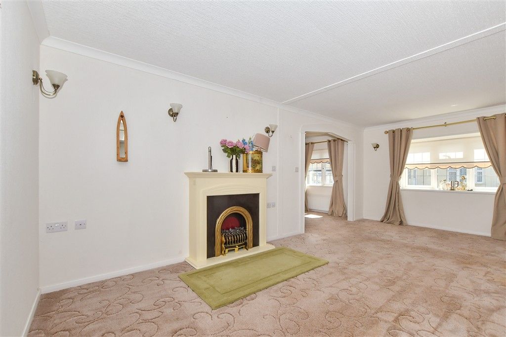 Property photo 3 of 11 Lounge