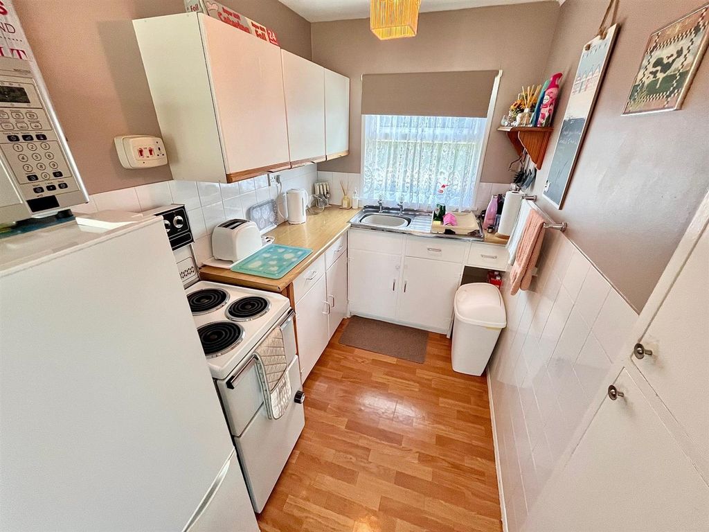 Property photo 3 of 8 Kitchenette