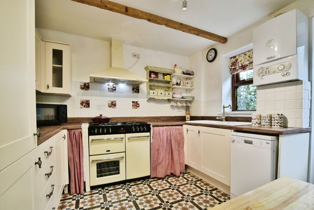 Property photo 2 of 11 Kitchen