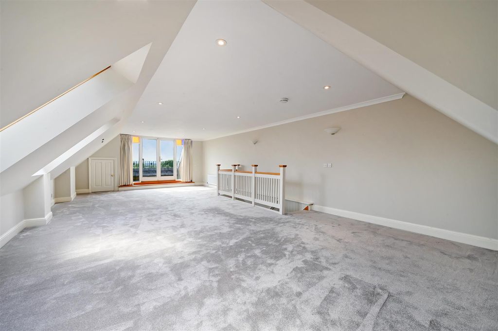 Property photo 3 of 19 Cottenham Park Road, 47A-1.Jpg