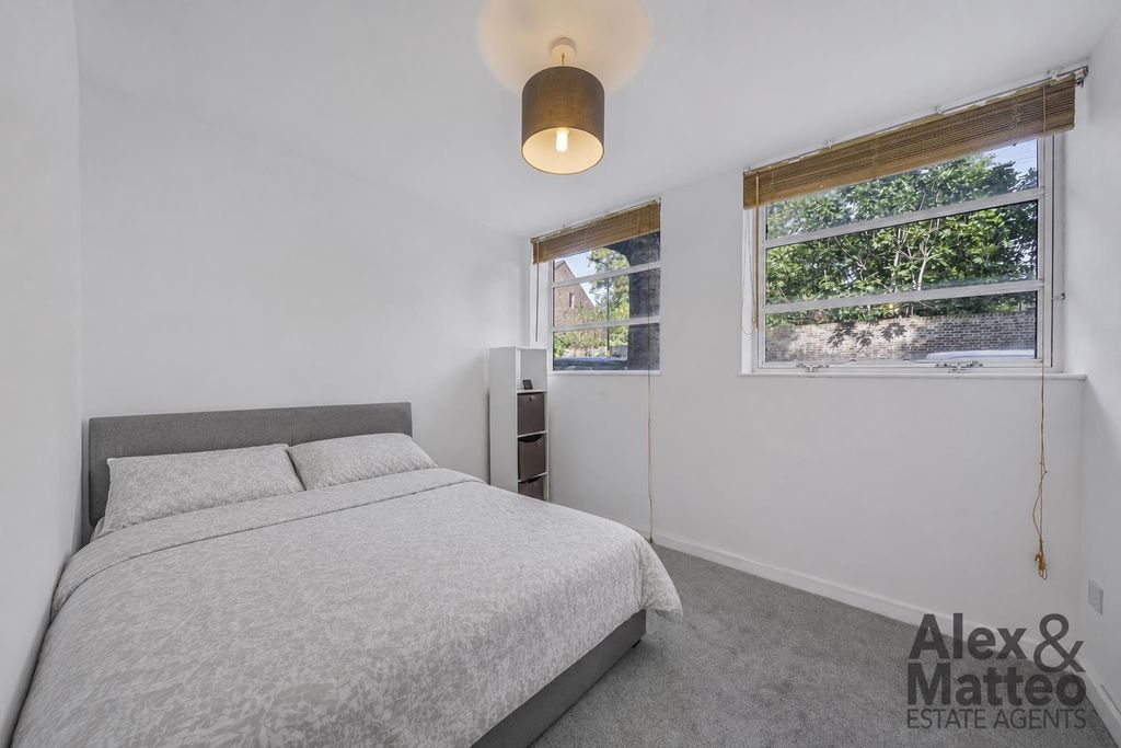 Property photo 3 of 18 Solarium Court