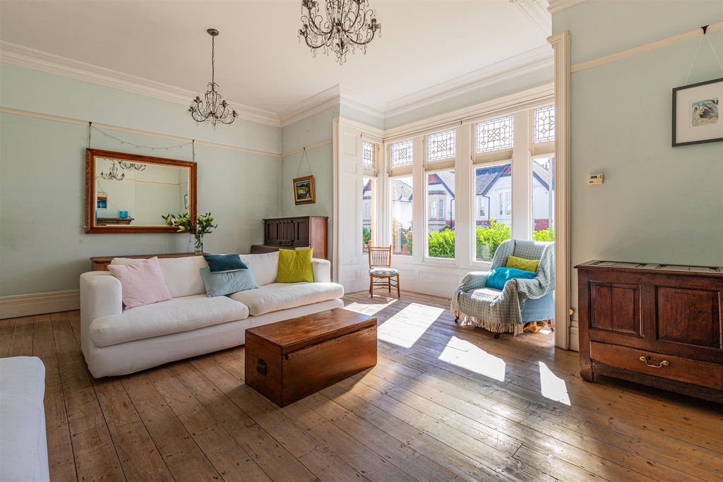 Property photo 2 of 17 Palace Avenue 33-28.Jpg