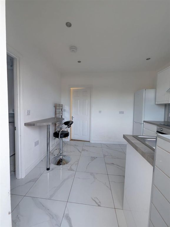 Property photo 3 of 16 Kitchen - Breakfast Bar.Jpg