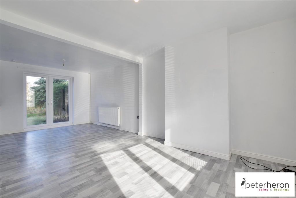 Property photo 3 of 14 Lounge