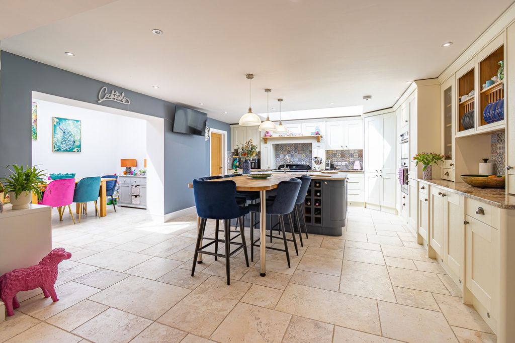 Property photo 3 of 49 5180857