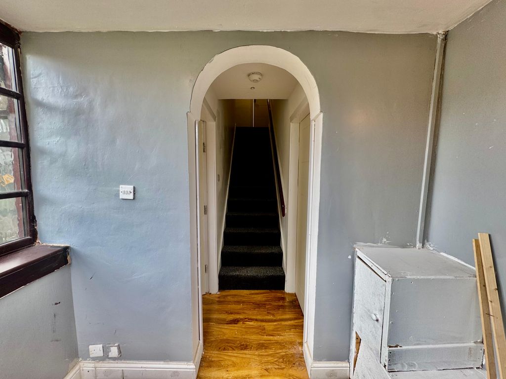 Property photo 2 of 28