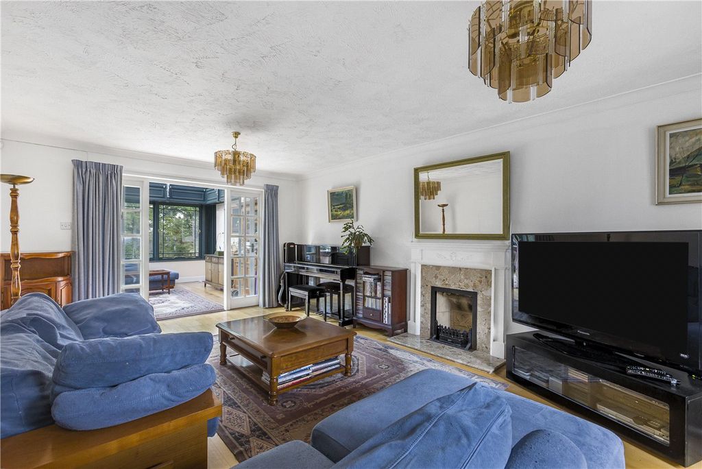 Property photo 2 of 25 Living Room