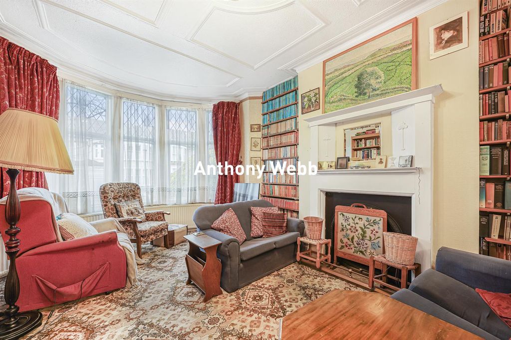 Property photo 2 of 22 Through Lounge