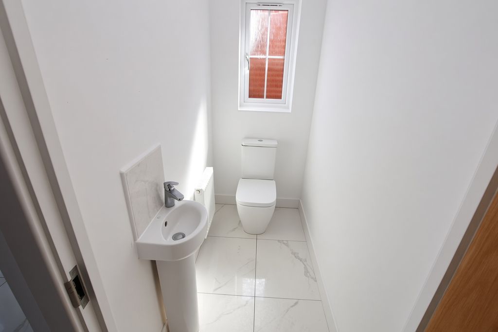 Property photo 3 of 10 Cloakroom