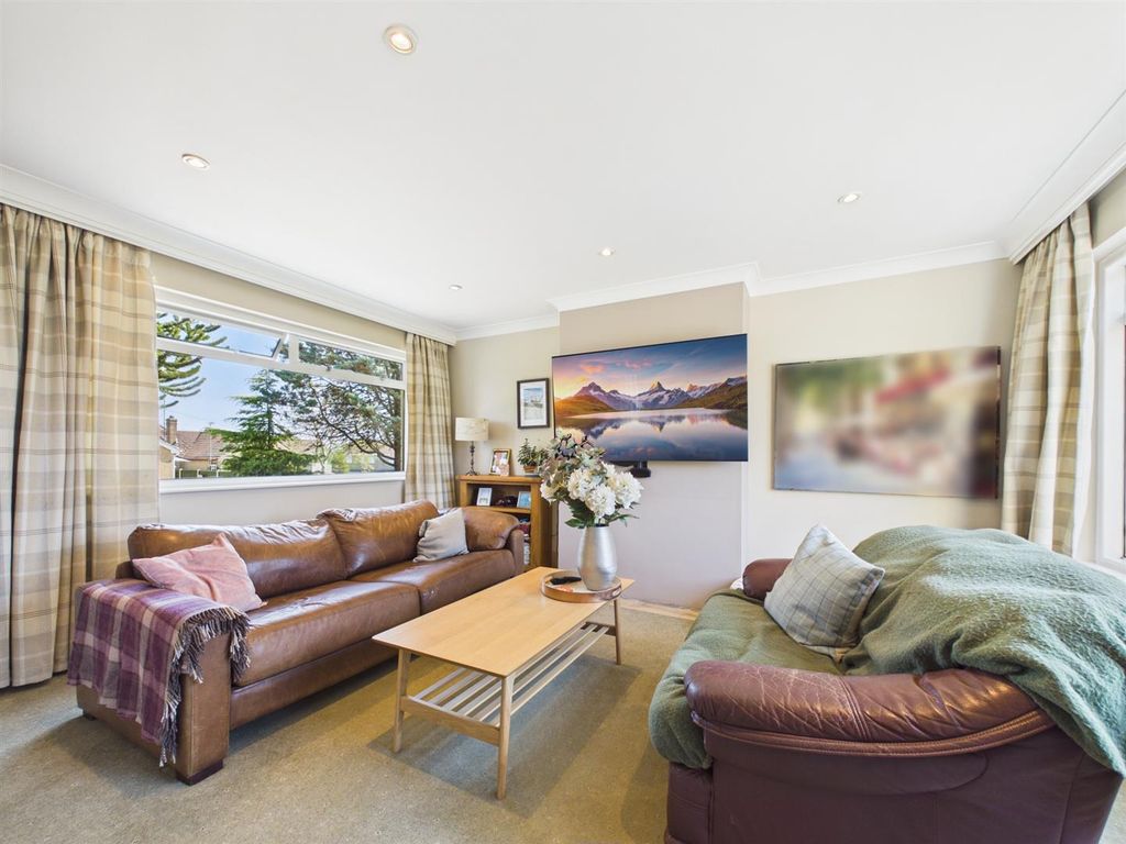 Property photo 3 of 15 Lounge