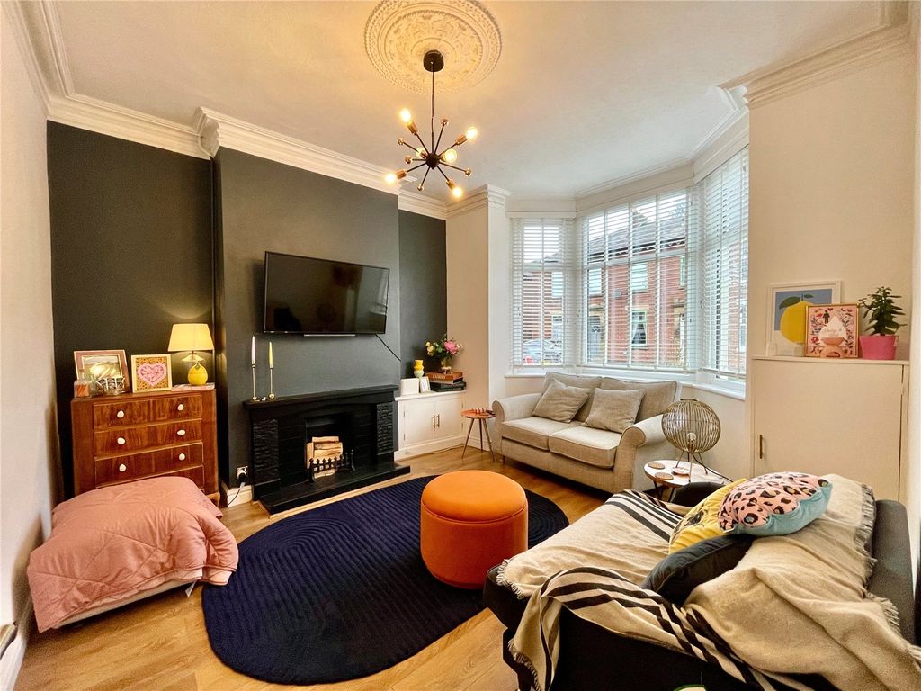 Property photo 3 of 20 Lounge