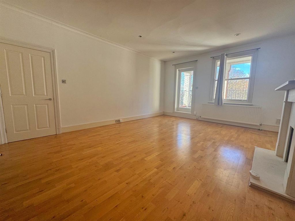 Property photo 2 of 11 Lounge 3_Inpixio.Jpg