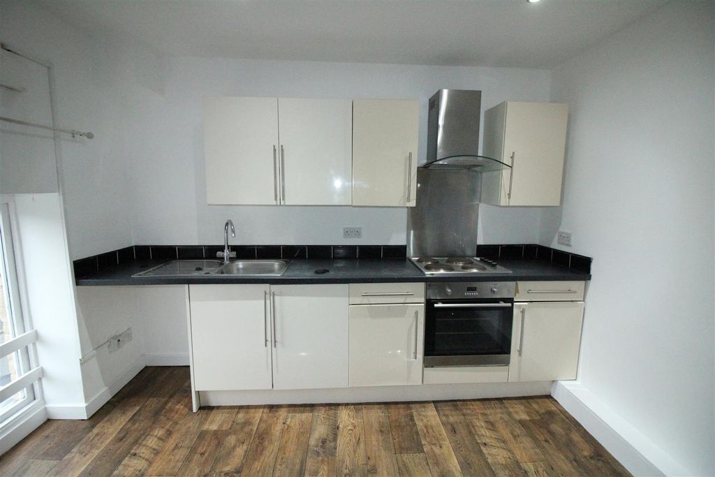 Property photo 3 of 11 Kitchen Area