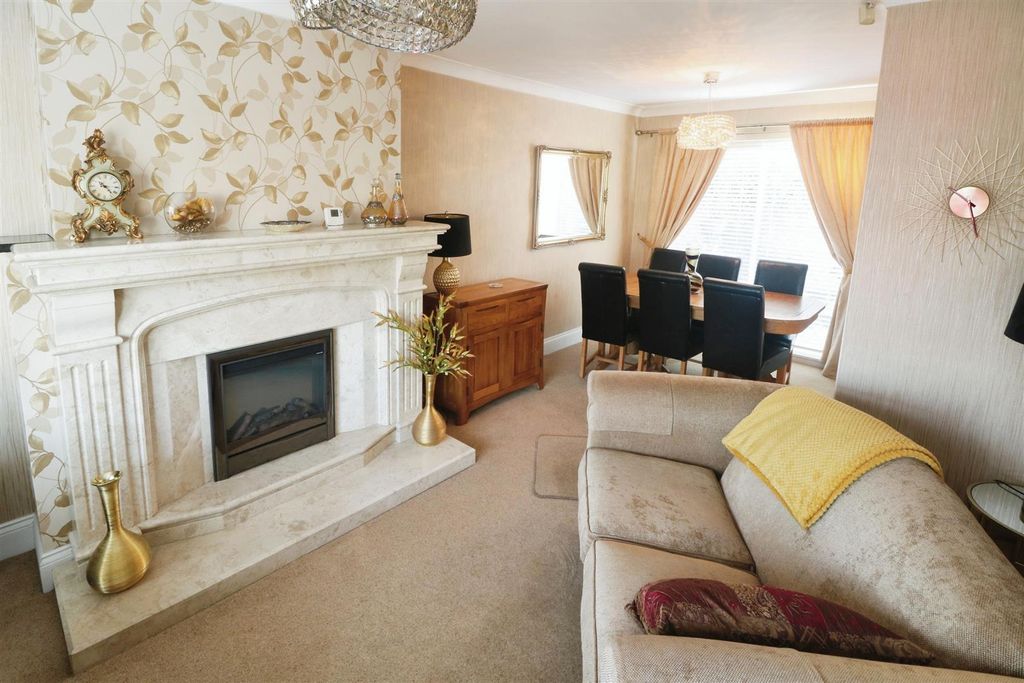 Property photo 2 of 13 Lounge