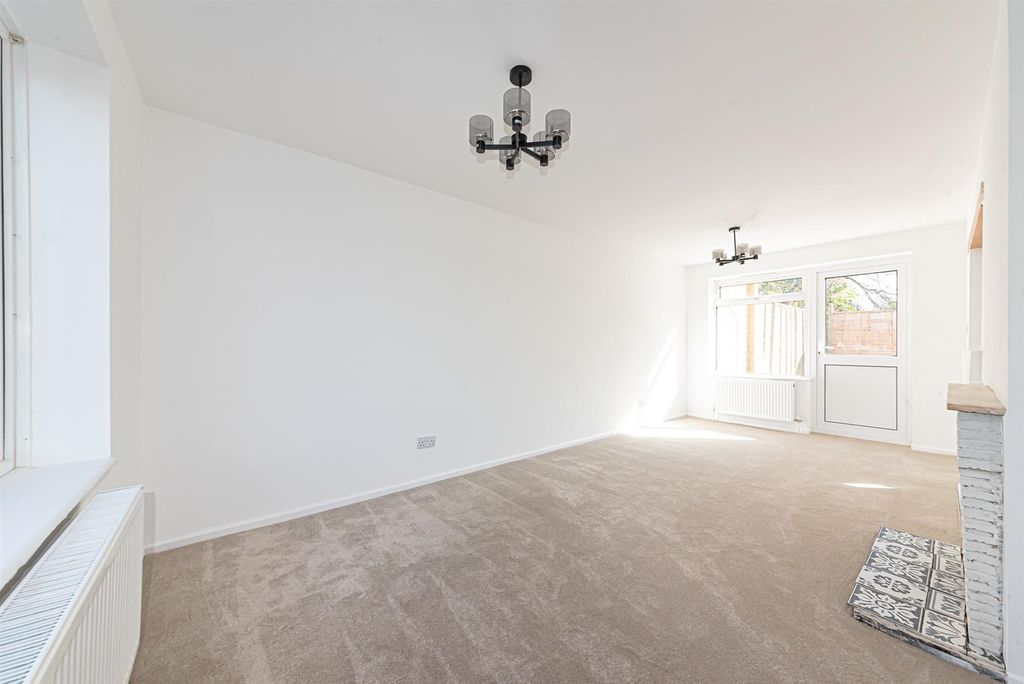 Property photo 2 of 15 10 Priestwood Avenue (24).Jpg