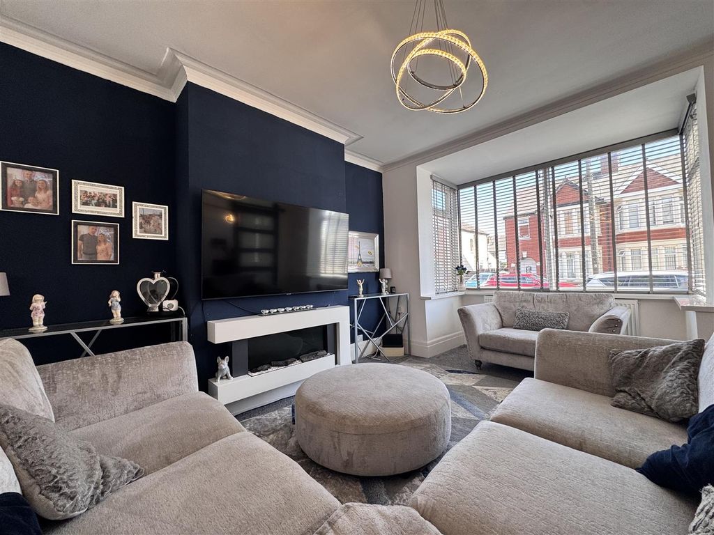 Property photo 3 of 19 Lounge