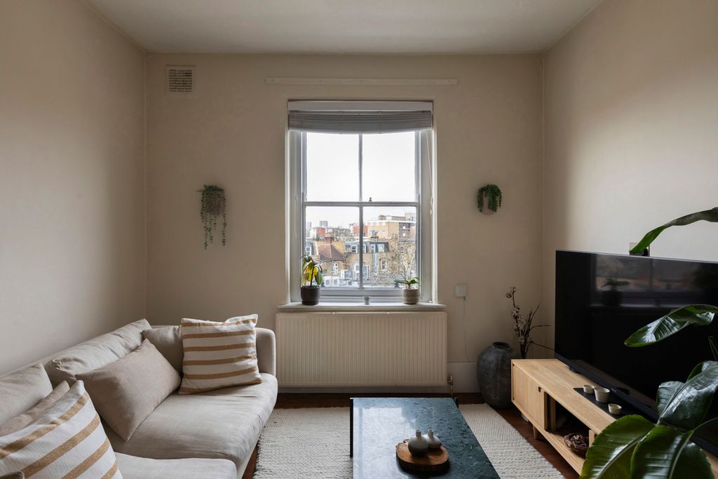 Property photo 2 of 11 Quested Court E8