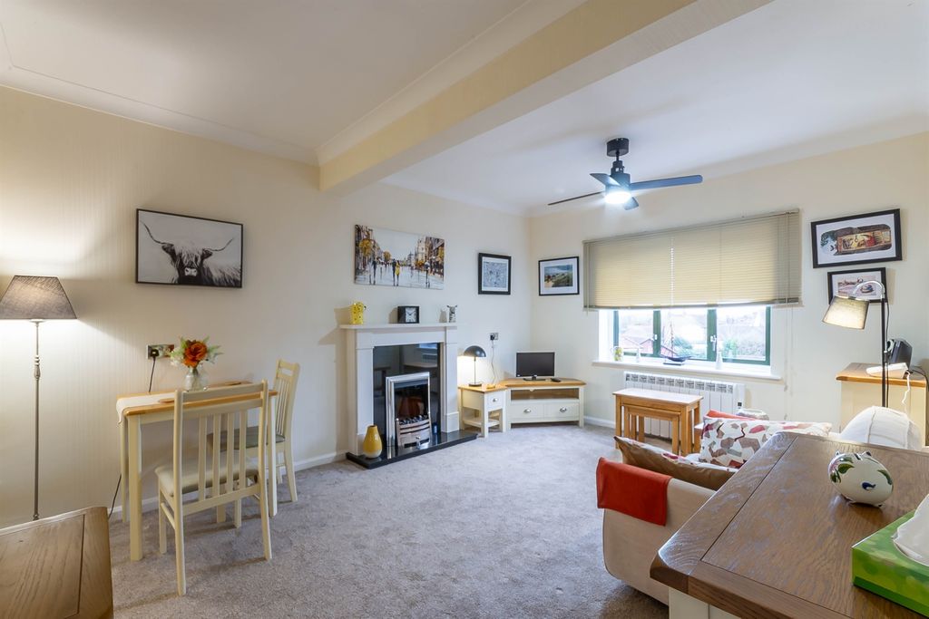 Property photo 1 of 10 Lounge