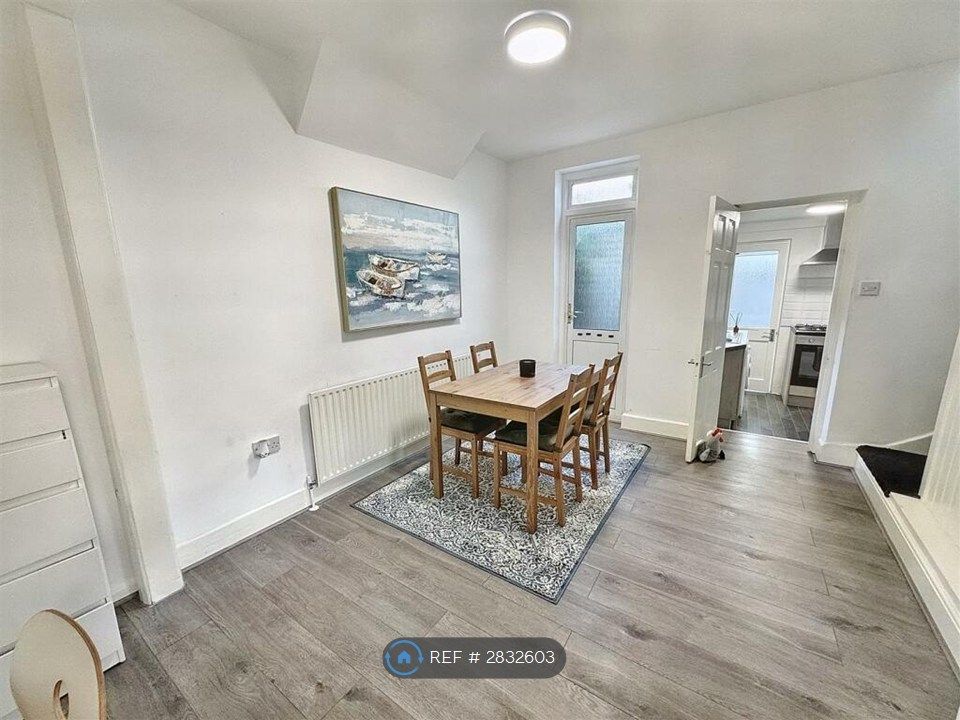 Property photo 2 of 6 Hall