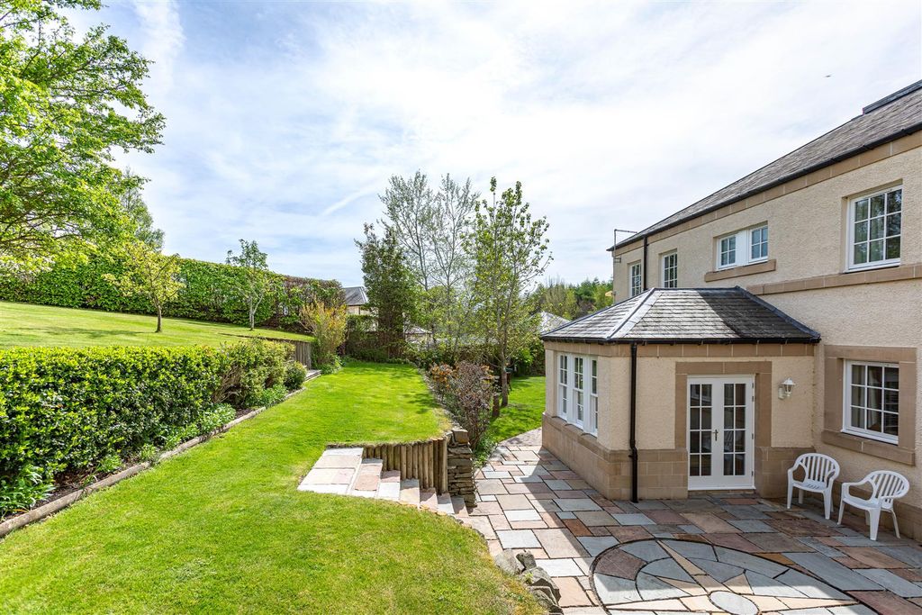 Property photo 2 of 43 33 Bowmont Court Outsides 21.Jpg