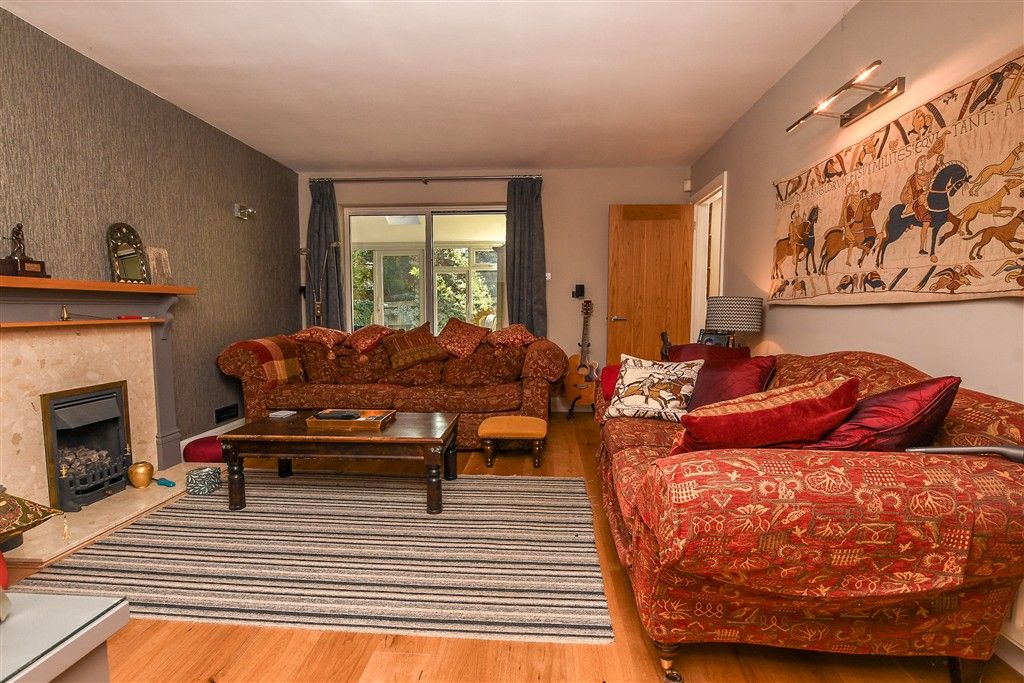Property photo 2 of 19 Lounge