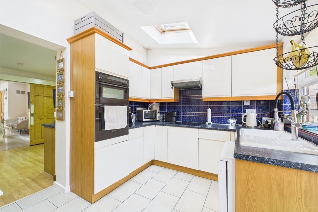 Property photo 2 of 11 Kitchen