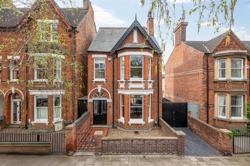 Property photo 1 of 30 260409 - 33 Waterloo Road, Bedford - 01.Jpg