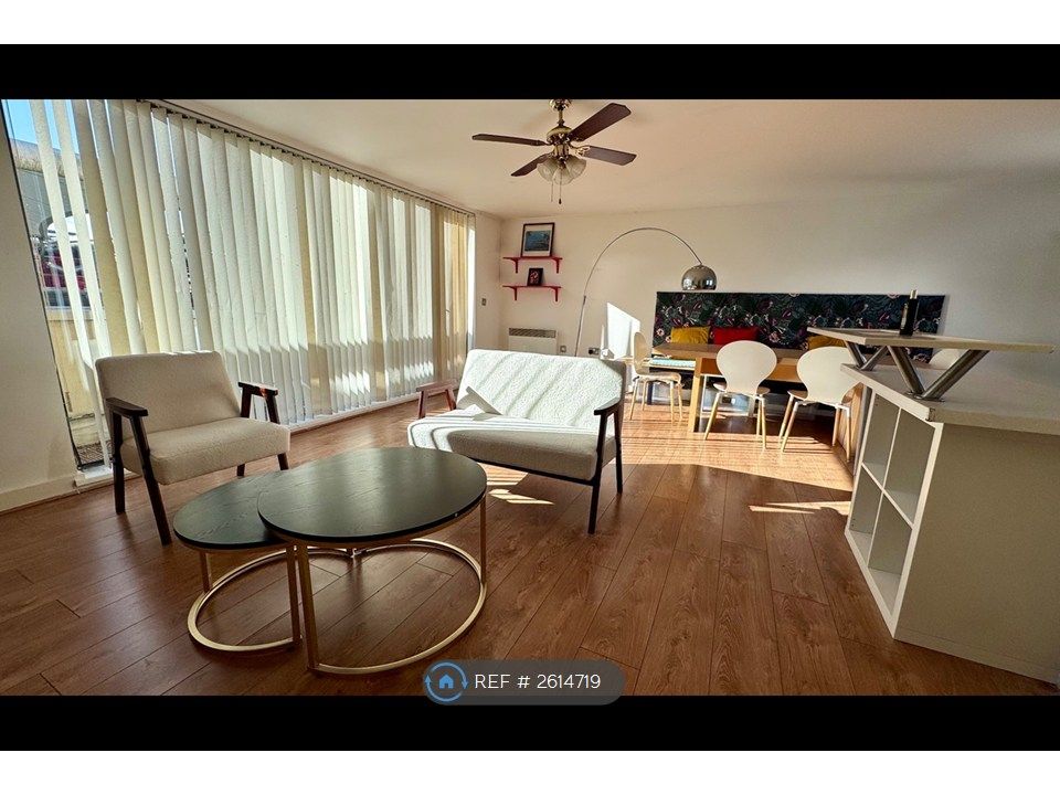 Property photo 3 of 14 Lounge 1